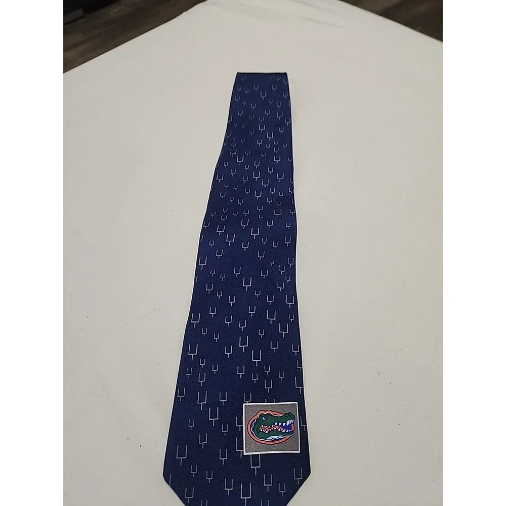 NWT The University Florida Gators FOOTBALL On A Brand New 100% Silk Neck Tie!